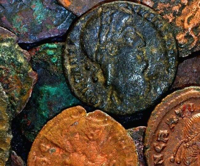 Hastinapur Excavation: बाबा हरिदास कुटी के समीप मिले प्राचीन सिक्के।