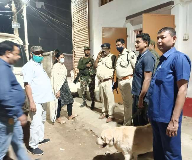 Big action in Munger late night, firecrackers worth two crores kept in the house seized, many people in custody