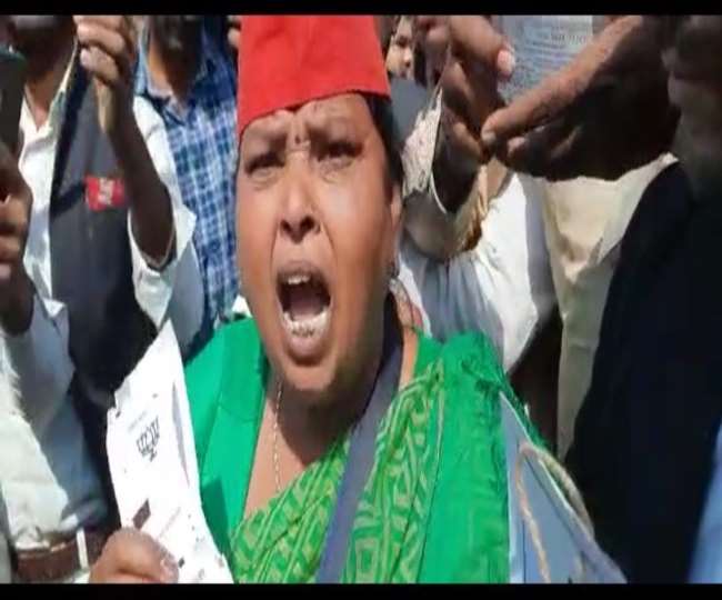 upkg news प्रयागराज :बक्से में मिली वीवी पैट की पर्ची, मुंडेरा मंडी पर सपा कार्यकर्ताओं का हंगामा