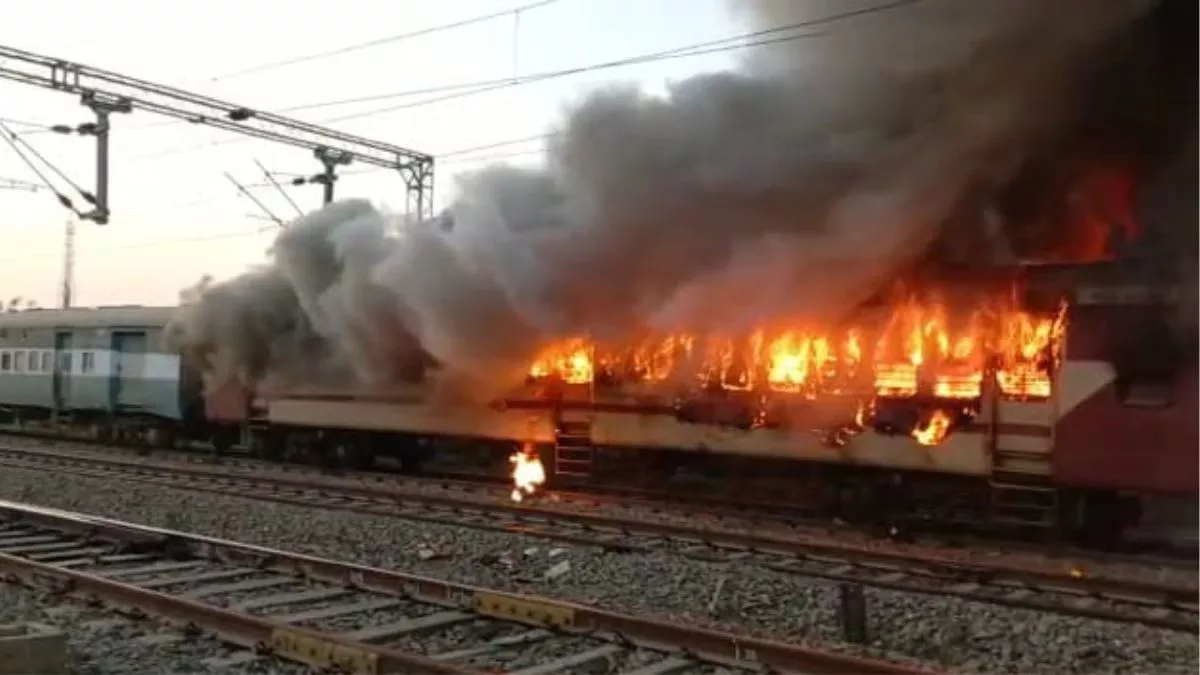 झारखंड के साहिबगंज में ट्रेन की बोगी में लगी आग-Train bogie caught fire in Jharkhand's Sahibganj
