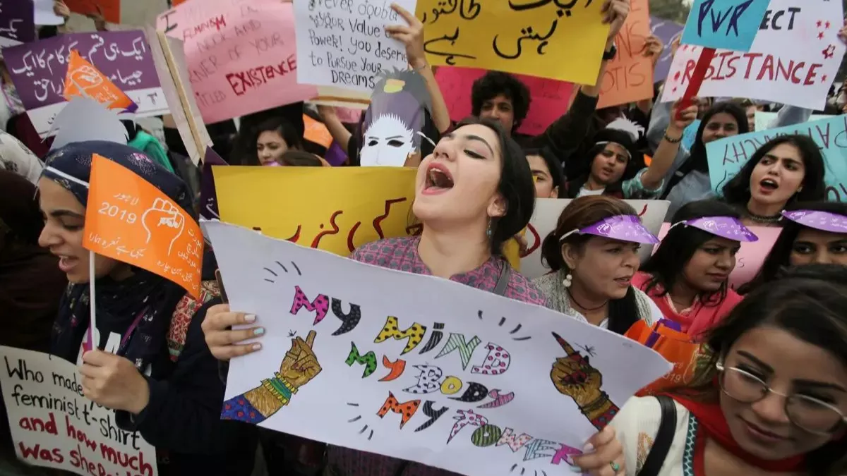 Islamabad Aurat March: महिला दिवस के अवसर पर महिलाओं ने निकाला औरत मार्च, पुलिस ने बरसाईं लाठियां; हुए सस्पेंड
