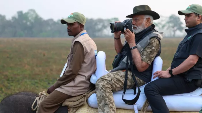 PM Modi के असम दौरे का दूसरा दिन, काजीरंगा नेशनल पार्क में उठाया हाथी की सवारी का लुत्फ (फोटो एएनआई)