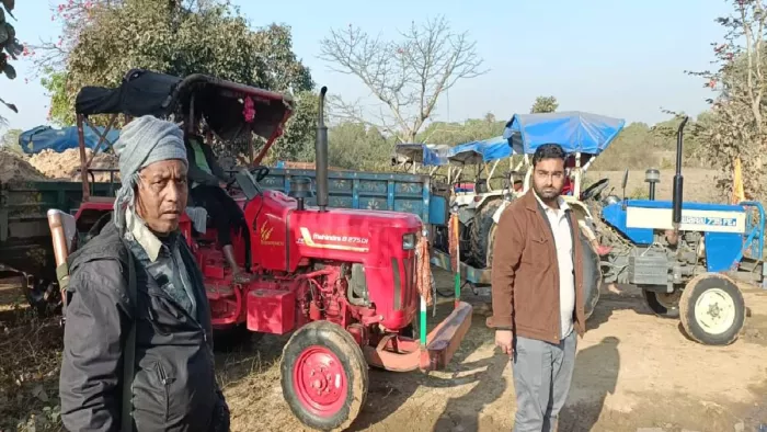 परसाबाद घाट से अवैध बालू परिवहन कर रहे जब्त ट्रैक्टर के साथ अंचल अधिकारी सारांश जैन