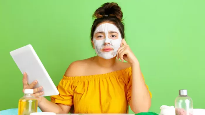 Skin Bleaching: चेहरे पर ब्लीच लगाने से हो सकता है नुकसान (Picture Courtesy: Freepik)