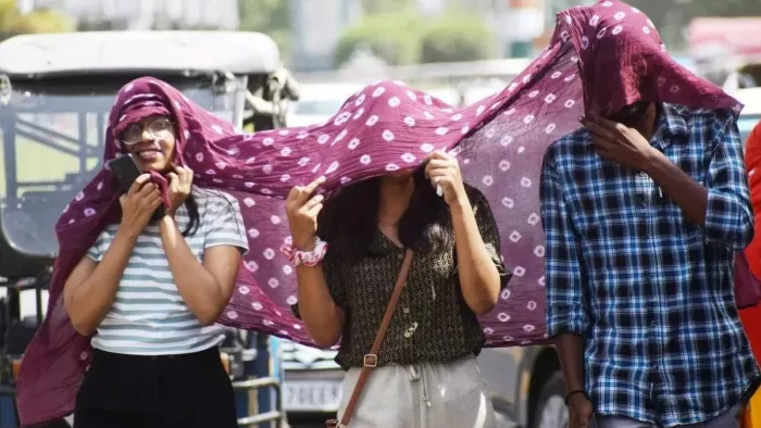 दिल्लीवासी अपने घरों और दफ्तरों में पंखे चलाने को भी मजबूर हो रहे हैं। फाइल फोटो