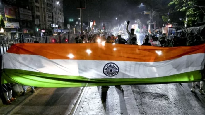 भारत की जीत के बाद फैंस ने मनाया जमकर जश्न। फोटो- PTI