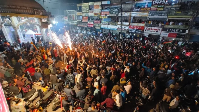 लखनऊ में आधी रात फहराया तिरंगा, मिठाई बांटी गई। (तस्वीर जागरण)