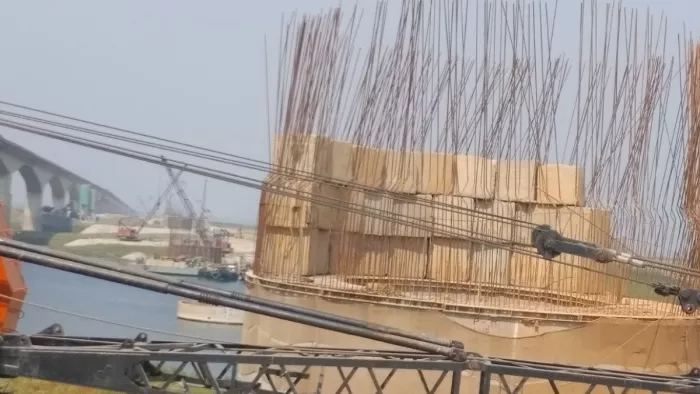 पिलर निर्माण का चल रहा काम। फ़ोटो- जागरण