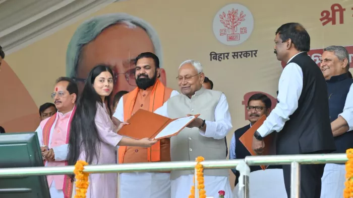 शिक्षकों को नियुक्ति पत्र देते सीएम नीतीश कुमार।(फोटो एक्स हैंडल)