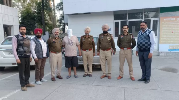 पुलिस द्वारा गिरफ्तार किए गए आरोपी की फोटो