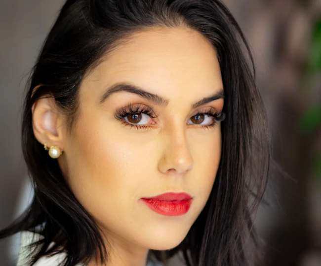 कोरल लिप शेड लगाए हुए खूबसूरत महिला