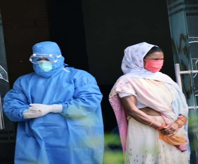 वैक्सीनेशन के बाद आगरा के एसएन मेडिकल कॉलेज में चार जूनियर डॉक्टर पॉजीटिव पाए गए हैं।