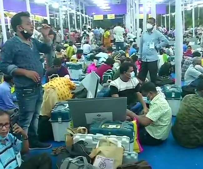 पश्चिम बंगाल में चौथे चरण के तहत पांच जिलों की 44 विधानसभा सीटों के लिए शनिवार को मतदान होंगे।