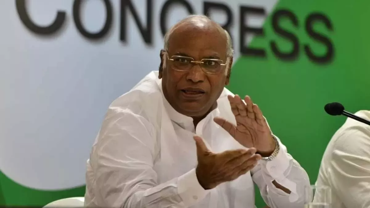 बीजेपी के खिलाफ विपक्ष को एकजुट करने में जुटे खड़गे, अन्य विपक्षी दलों संग अगले महीने करेंगे बैठक - Kharge engaged in uniting opposition against BJP he will hold meeting ...