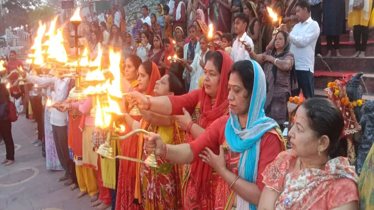 ऐसा पहला गंगा घाट जहां केवल महिलाएं ही करती हैं Ganga Aarti, भव्य दृश्य देखने को देश-विदेश से पहुंचते हैं लोग