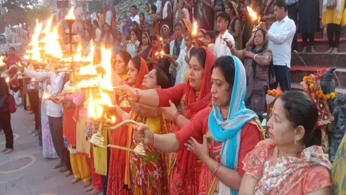 Rishikesh Ganga Aarti: ऋषिकेश में महिलाओं द्वारा गंगा आरती की जाती है।