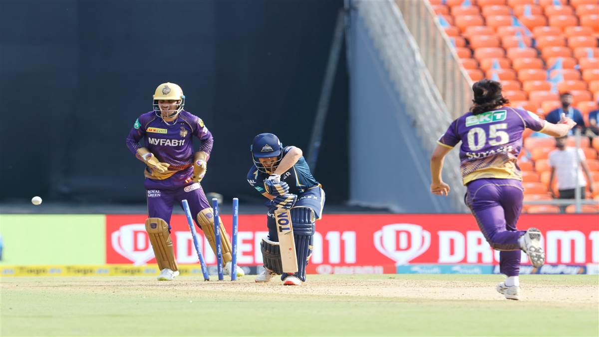 बैटर को नहीं लगी हवा, बैट और पैड के बीच से बलखाती हुई गेंद ले उड़ी डंडा