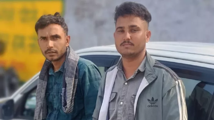 Hisar News: जैकेट में अमित और नीली शर्ट में मोतीलाल। जागरण