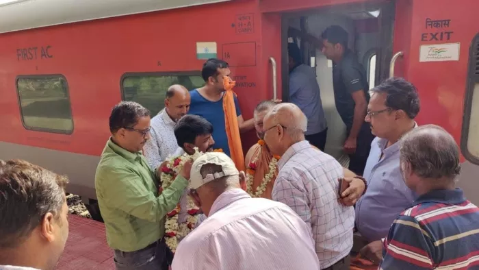 चाईबासा रेलवे स्टेशन में शंकराचार्य का स्वागत करते श्रीराम चरितमानस प्रचार मंडल के सदस्य।