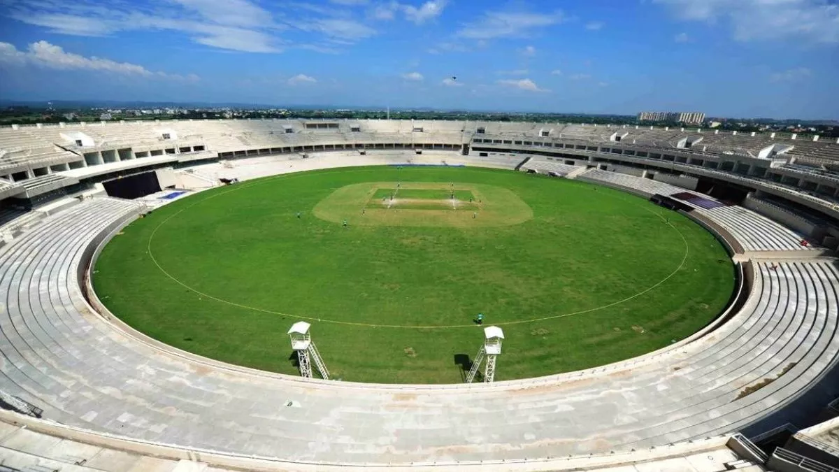 क्रिकेट स्टेडियम में फ्लड लाइट नहीं लगी तो रद्द होगी लीज, नोएडा अथॉरिटी ने 5 जून तक दिया अल्टीमेटम