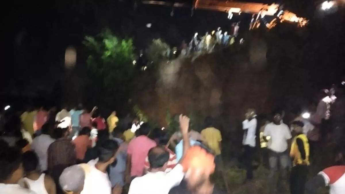 Durg Bus Accident: छत्तीसगढ़ के दुर्ग में 40 कर्मचारियों को ले जा रही बस खदान में गिरी, 12 की मौत