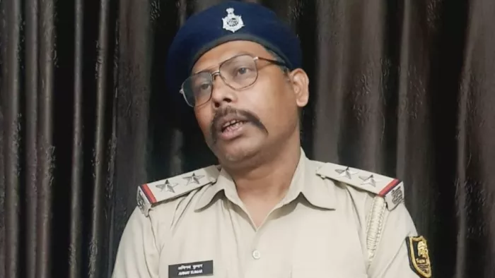 पुलिस वर्दी में गिरफ्तार फर्जी दारोगा अभिनय कुमार