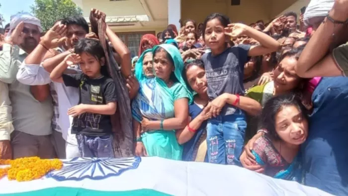 सेना के जवान का शव घर पहुंचने पर रोते बिलखते परिजन।