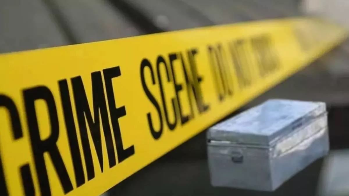 वाराणसी-गाजीपुर फोरलेन किनारे बंद पड़ा मिला बक्शा, ताला टूटा तो पुलिस रह गई दंग; आरोपी की तलाश जारी