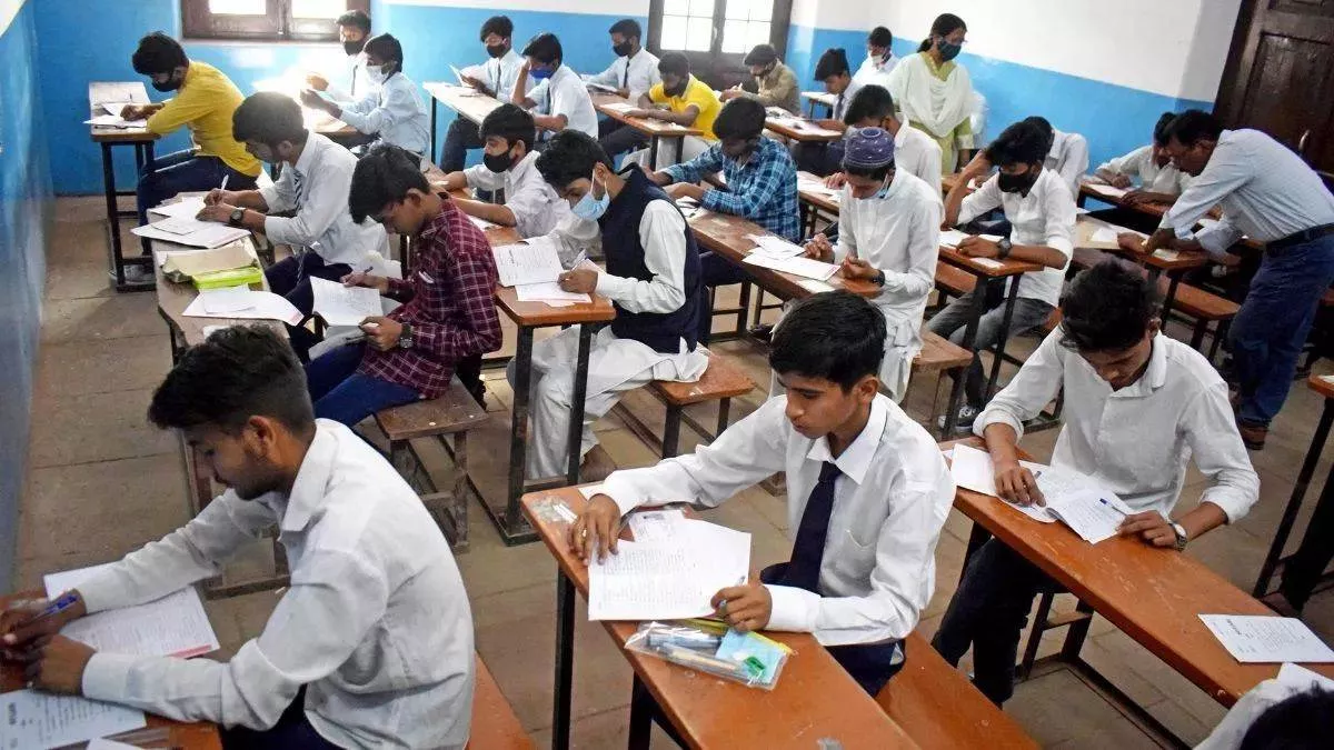 Haryana News: नकलचियों पर लगाम! हरियाणा विद्यालय शिक्षा बोर्ड के इतिहास में पहली बार हजार से कम पकड़े गए नकलची