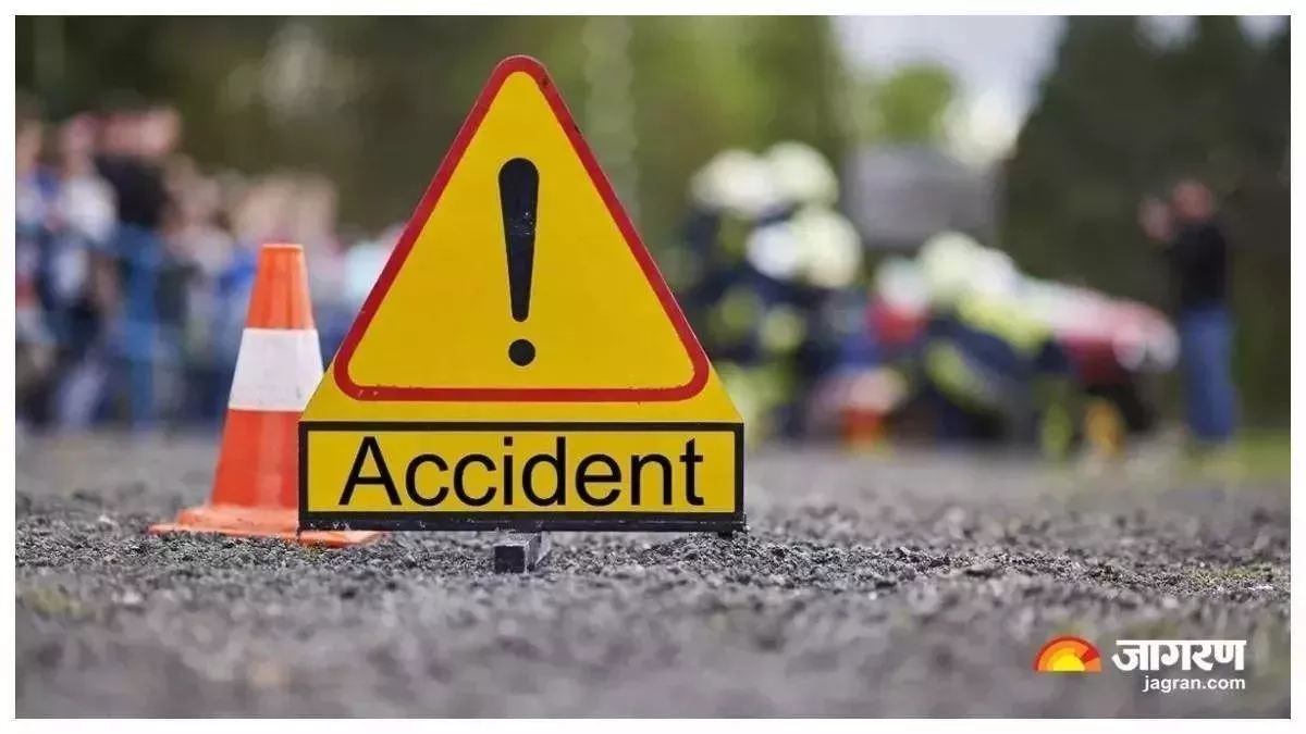 UP Road Accident: लखनऊ-प्रयागराज हाईवे पर भीषण हादसा, श्रद्धालुओं से भरी बस पलटी, तीन की मौत