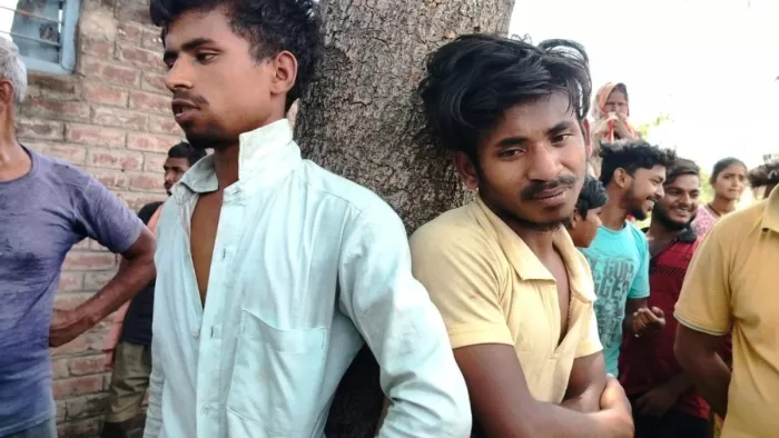 पालीगंज के खपुरा में बदमाशों को पेंड से बांध कर पिटाई करती भीड