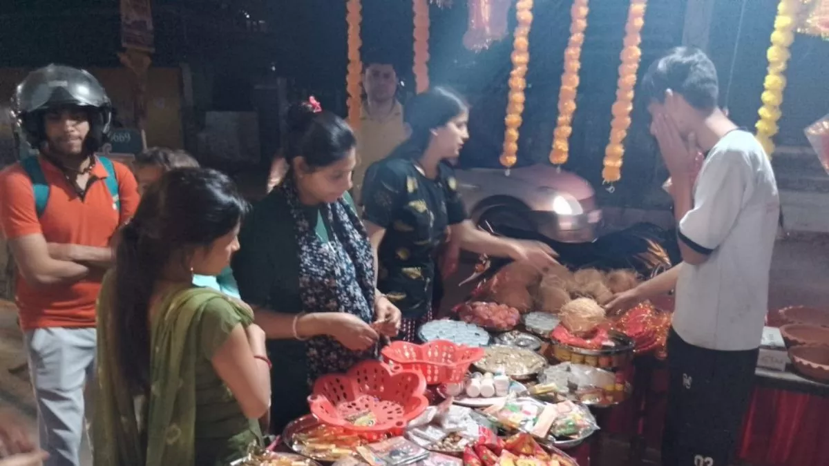 Chaitra Navratri 2024: नवरात्र को लेकर देहरादून के बाजार में उमड़ी भीड़, फलों के बढ़ें दाम; दुकानदारों के खिले चेहरे