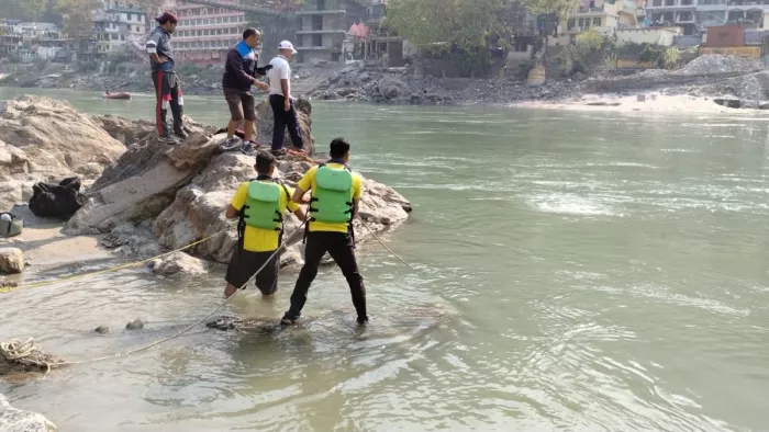 सच्चा धाम के निकट ध्रुव घाट पर गंगा में डूबे युवक की तलाश में सर्चिंग अभियान चलाती पुलिस। जागरण