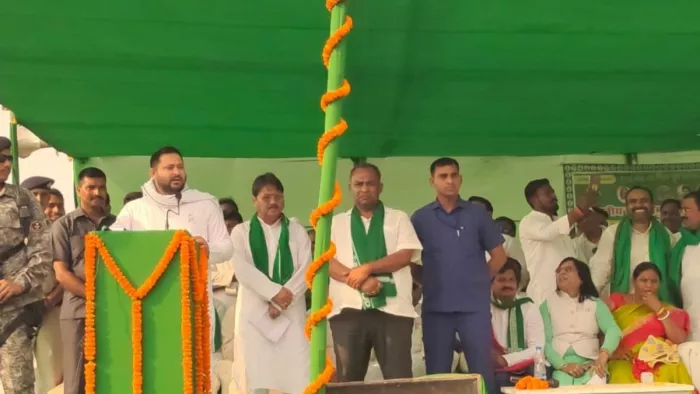 मोहनपुर में चुनावी सभा को संबोधित करते पूर्व डिप्टी सीएम तेजस्वी यादव