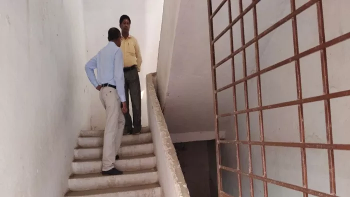 स्कूल में गंदगी का अंबार, प्रधानाध्यापक से मांगा गया स्पष्टीकरण