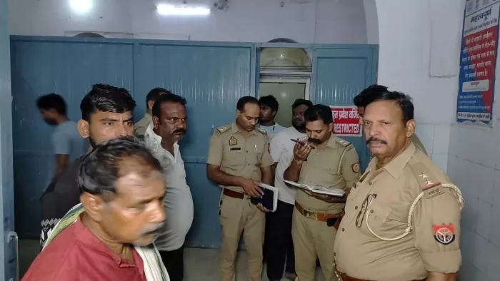 घटनास्थल पर पहुंची आगरा पुलिस छानबीन करती हुई।