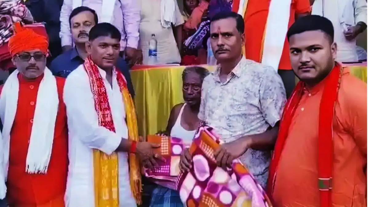 bihar sports minister surendra mehta distributed 600 blankets kambal in the scorching heat gave a shocking statement