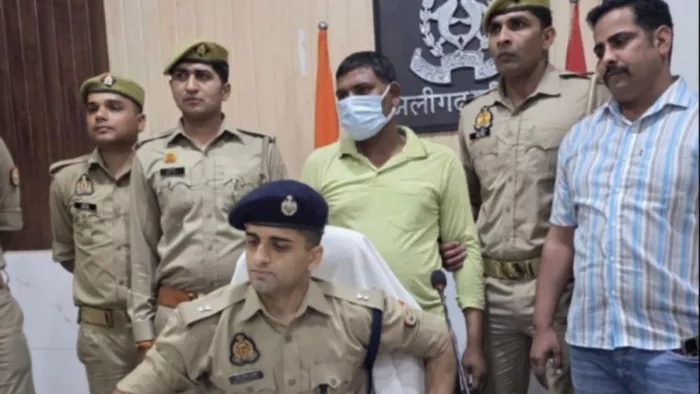 मीडिया को जानकारी देते एसपी सिटी मृगांक शेखर पाठक। पीछे पुलिस टीम की गिरफ्त में तस्कर। सौ. पुलिस