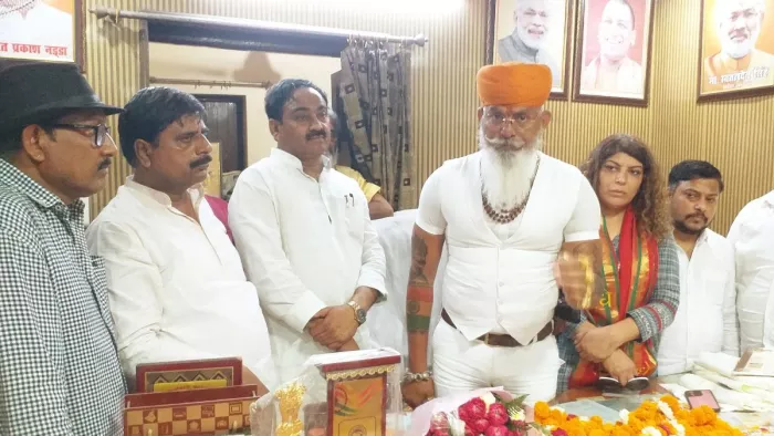 अखिल भारतीय क्षत्रिय महासभा के कार्यालय पर पत्रकारों से बातचीत करते राष्ट्रीय अध्यक्ष राज शेखावत। जागरण