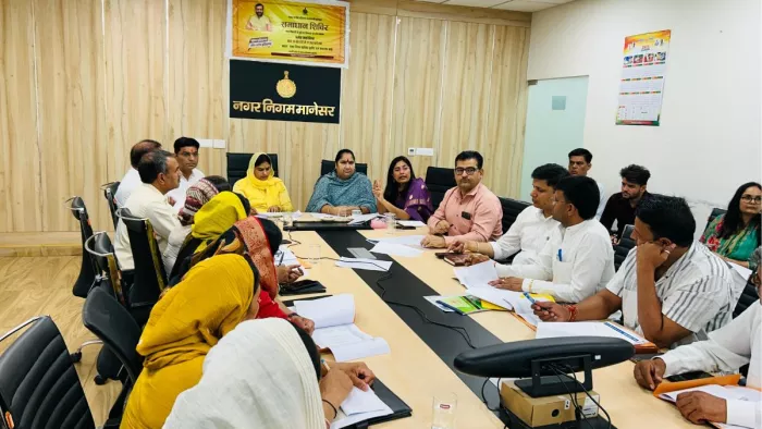मानेसर की बैठक की अध्यक्षता करतीं मेयर डा. इंद्रजीत कौर यादव, साथ में बैठीं विधायक बिमला चौधरी। जागरण
