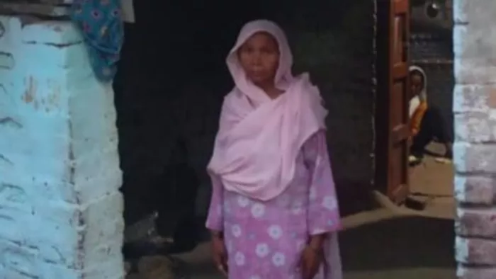 खैरगढ़ में अपने घर के दरवाजे पर खड़ी साबरा, जिसे आयकर विभाग द्वारा नोटिस भेजा गया है : जागरण