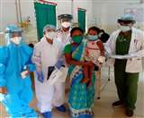 कोरोना पीडित बच्ची के साथ मर्सी अस्पताल के डाक्टरों की टीम।