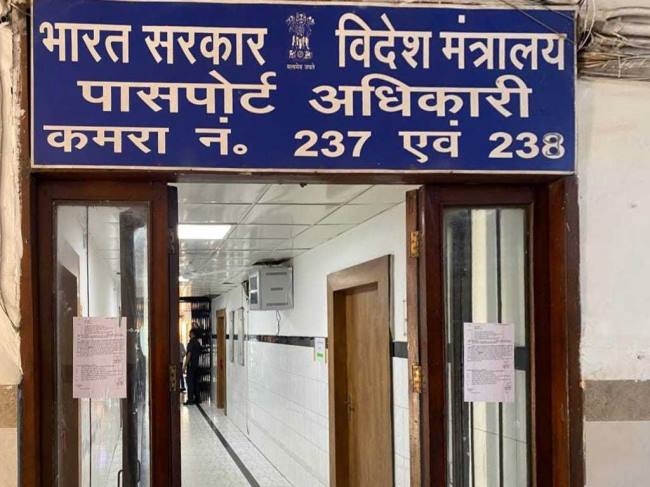 आधार कार्ड में फोटो अपडेट कराकर ही पासपोर्ट बनवाने पहुंचे