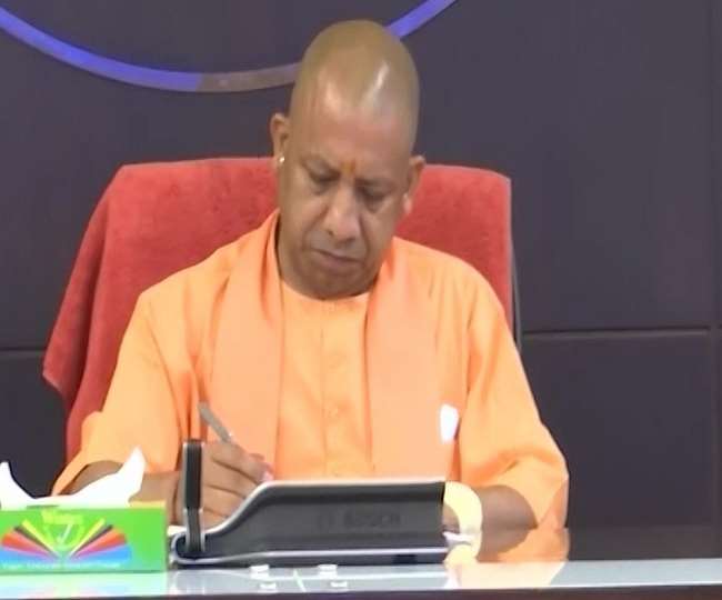 CM Yogi Adityanath Review Meeting: लोक भवन में टीम-09 के साथ समीक्षा बैठक