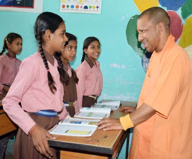 सीएम योगी के संकल्प से बदली बेसिक शिक्षा की दशा और दिशा, खुद प्राइमरी  स्कूलों में जाकर परख रहे गुणवत्ता - CM Yogi Adityanath himself checking  quality of education by ...