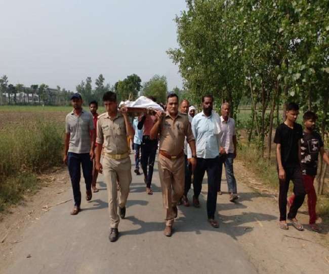 up police uttar pradesh police again in role of friend came forward for cremation rituals of fire victim in saharanpur police gave helping hand proved humanity first