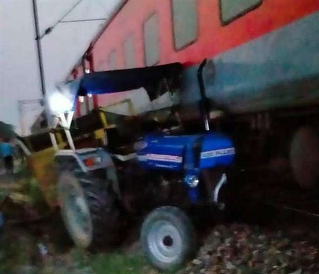 indian railway news train accident in auraiya tractor collided poorvottar sampark kranti express on delhi howrah route