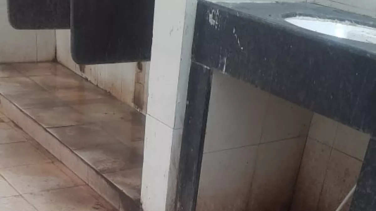 Gwalior: 400 करोड़ में बनी आफत की इमारत, 'पानी कम पीती हैं महिला डॉक्टर, ताकि गंदे वॉशरूम में न जाना पड़े'