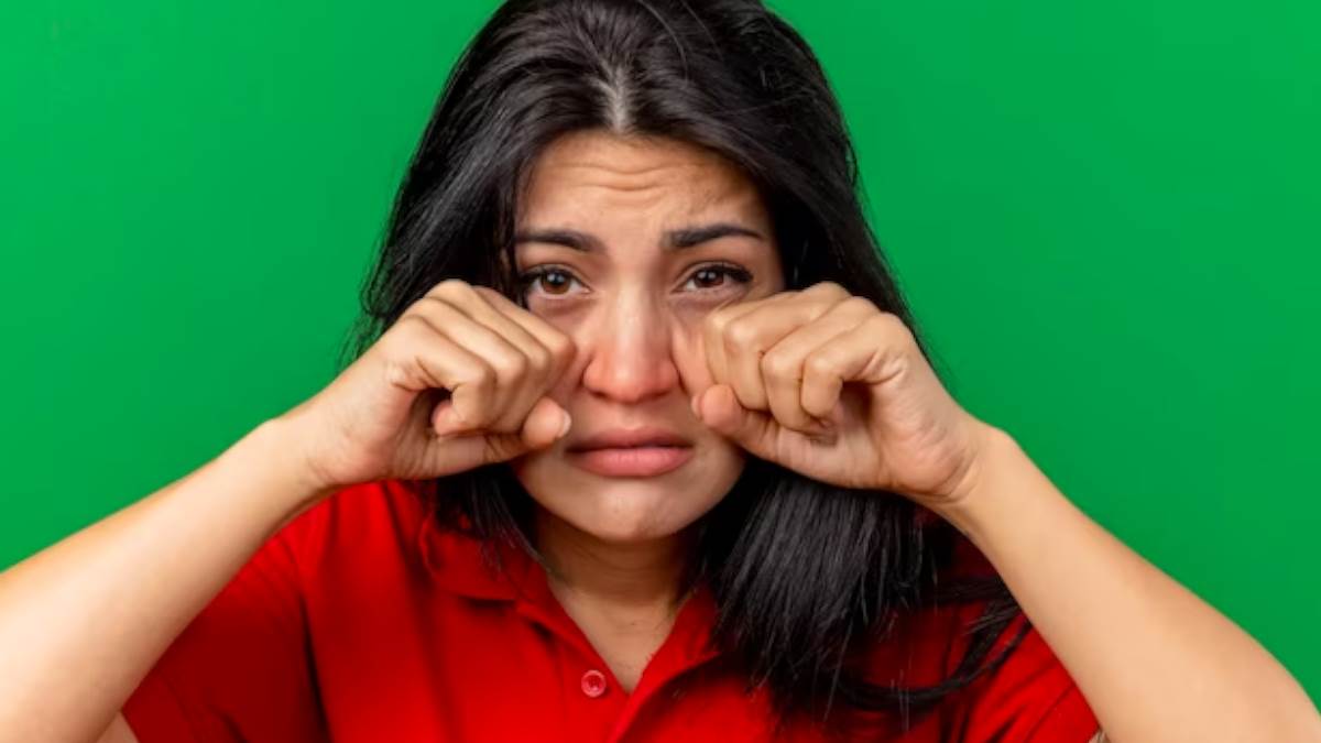 Eyes Care: आंखों की पफीनेस दूर करने के लिए आजमाएं ये उपाय
