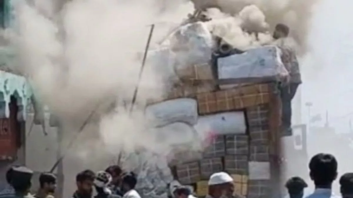 UP News: चलते ट्रक में लगी भीषण आग, लाखों का माल जलकर हुआ खाक; बैंक के अग्निशमन यंत्रों से पाया गया काबू
